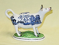 Cow creamer with lid