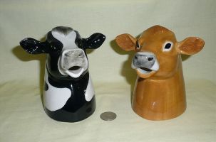 Quail's Fresian and Jersen cow head creamers