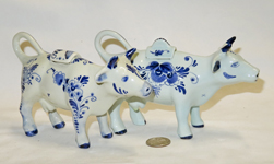 2 modern Delft creamers with lids